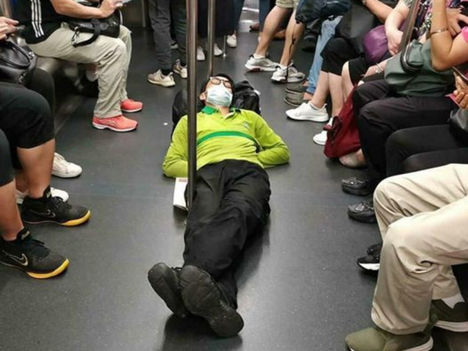 一名男乘客於港鐵車廂地下躺平大覺瞓惹熱議。PLAYHARD玩硬FB圖片
