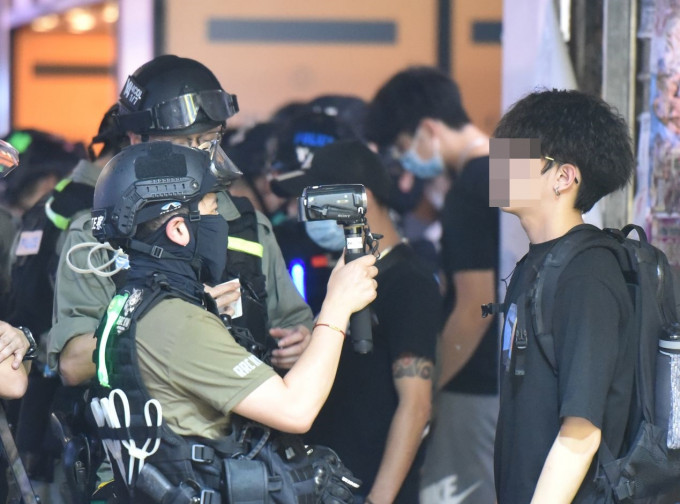 前线警员在示威现场以随身摄录机拍下情况。资料图片