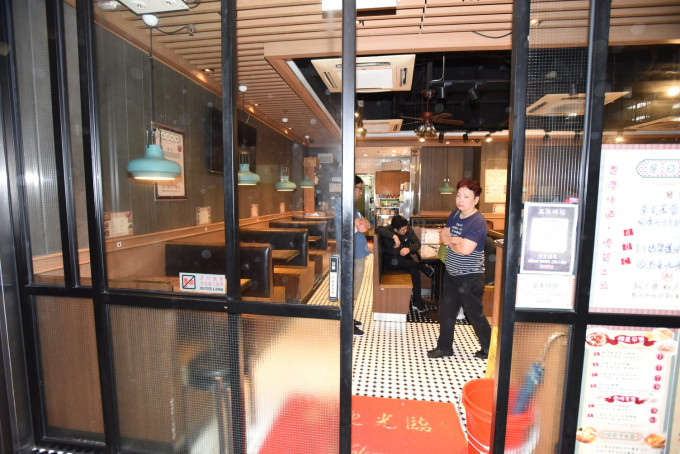 油麻地一間茶餐廳遭撬閘爆竊。