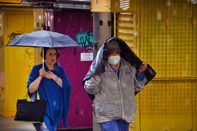 天文台預料本港地區今日多雲，有驟雨及幾陣雷暴。資料圖片