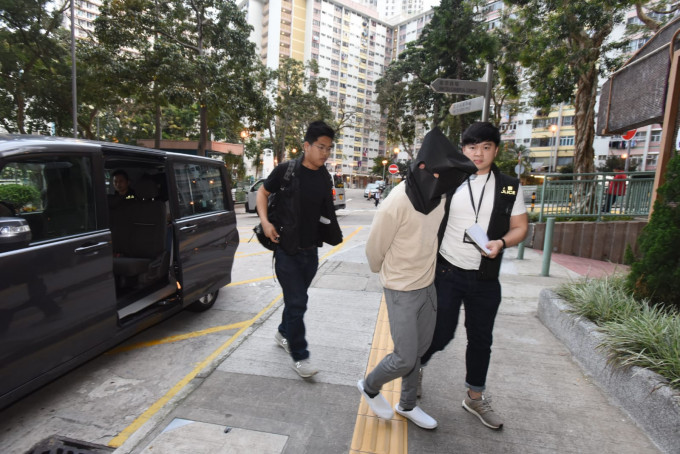 警方拘捕2名男子並押返環翠邨調查