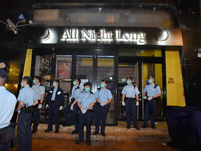 警方及食环署昨晚巡查尖沙嘴诺士佛台一带酒吧。图为All Night Long酒吧。