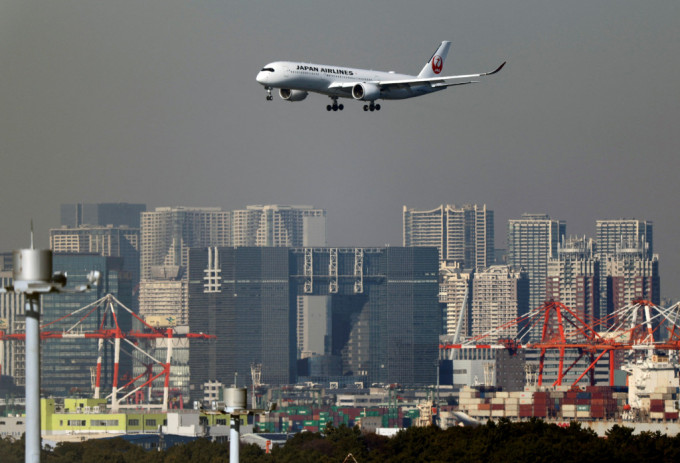 東京羽田機場已經在周一恢復航班的正常運作。路透社