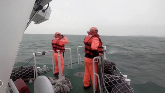 金門海巡隊頂着風浪搜索兩名釣客，後來傳出人被中國海警救起。 金門海巡隊