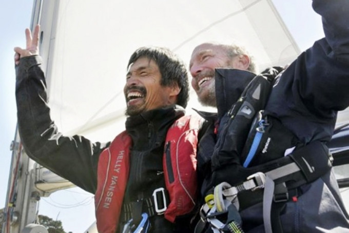 岩本光弘(左)驾驶帆船，自美国加州圣地牙哥出发，航行约2个月后，在今早抵达福岛县港口。　Twitter图片