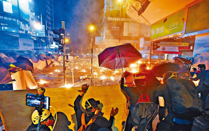 鄧炳強表示，敵對勢力一九年煽動年輕人參與暴力示威。