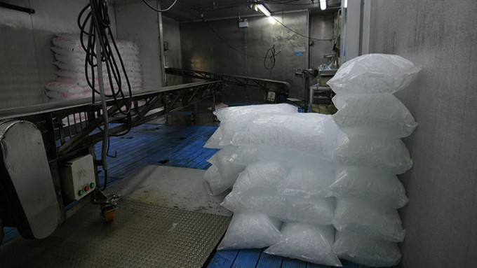 厂房每日为本港制造800吨冰。