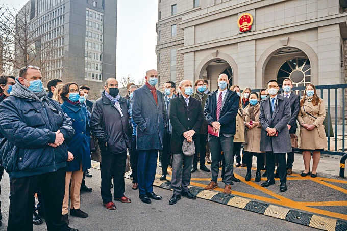 多国外交官昨天在北京法院外。