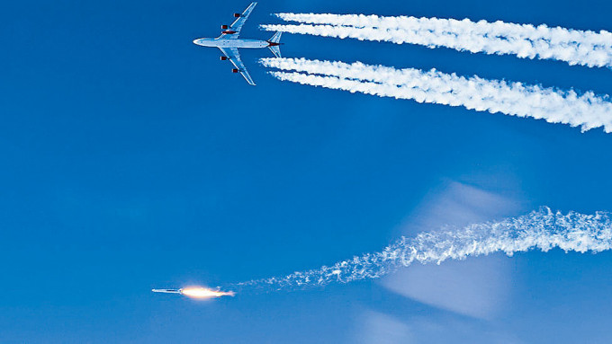 波音747改造飞机「宇宙女孩」，在机翼成功发射火箭。