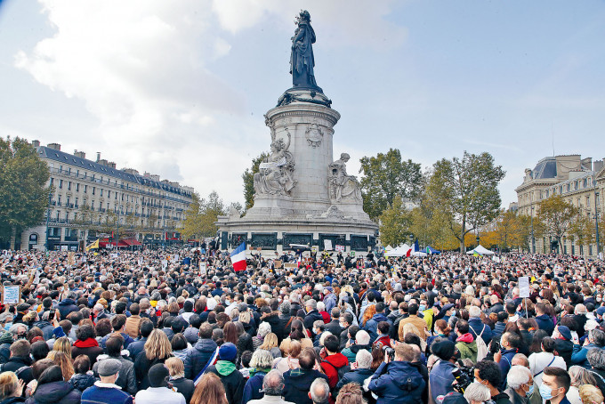 ■大批民眾周日聚集在巴黎共和廣場，支持言論自由。