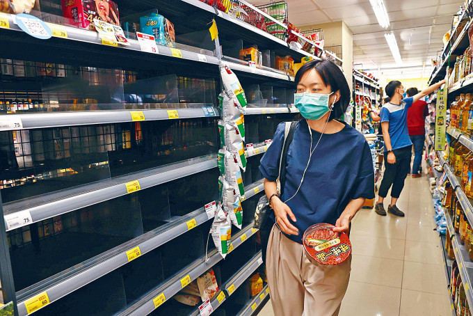■台灣民眾搶囤生活物資，台北一超市貨架被搶空。