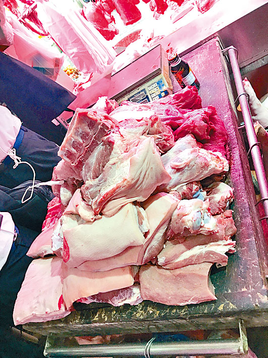 食環署人員檢獲懷疑冰鮮豬肉。