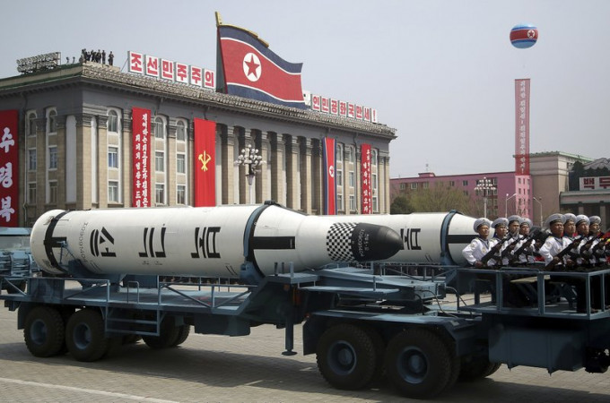 北韩昨日阅兵式上公开新型洲际弹道导弹等三种洲际导弹。AP