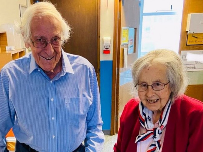 英国一对90岁夫妻战胜肺炎同日出院。(网图)