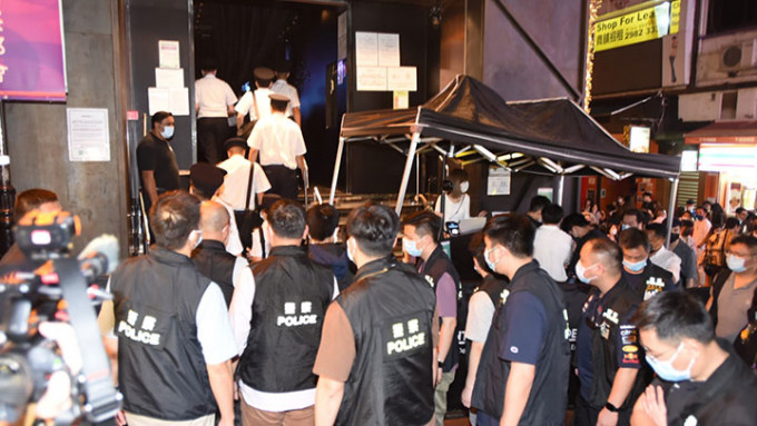 警方联同衞生署人员到兰桂坊夜场查牌。