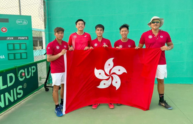 黄泽林(左二)与王康杰(中)为港队先拔头筹。香港网球总会Facebook图片