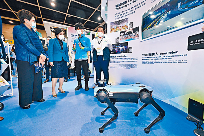 蔡若蓮（左二）在教育及職業博覽強調，政府將多管齊下推廣職專教育。