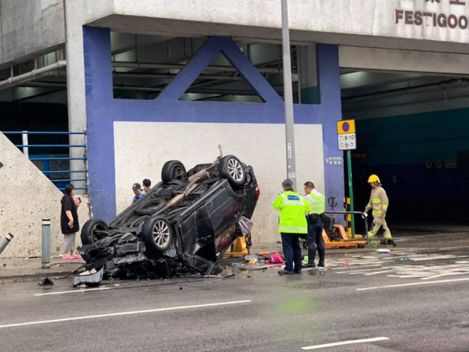 私家車失控後，撞至四輪朝天。 小心駕駛FB/網民Law Chun Wing‎圖