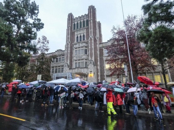 洛杉矶教师工会数百名教师罢课并冒雨示威游行争取加薪及福利。AP
