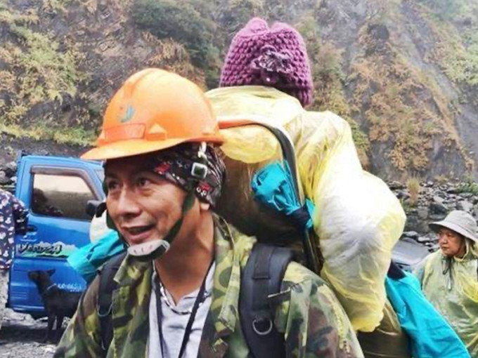 台灣一名90歲媽媽夢想探訪廢村尋根，其54歲兒子於是揹母翻山越嶺完回鄉夢。網圖