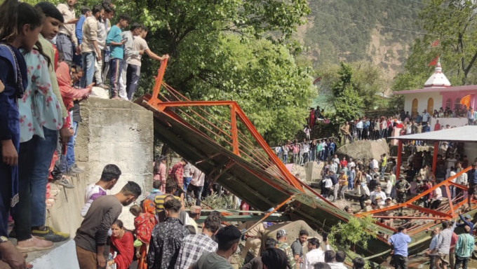 印控喀什米尔城镇乌达姆普尔（Udhampur）塌桥，1死70伤。 美联社