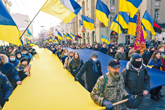 乌克兰示威者上周六在第二大城市哈尔科夫游行，抗议俄罗斯企图入侵。　