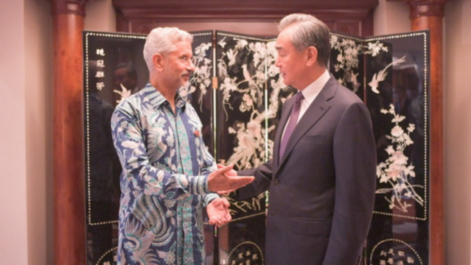 王毅在雅加达应约会见印度外长苏杰生。外交部
