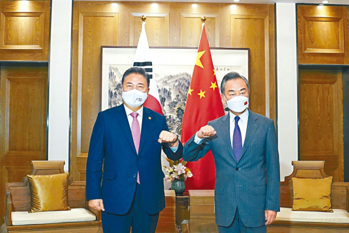 王毅在青島會見韓國外長朴振。