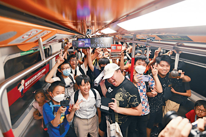 有鐵路迷帶備燈牌及珍藏列車模型登上主題列車，車廂內氣氛熱烈。