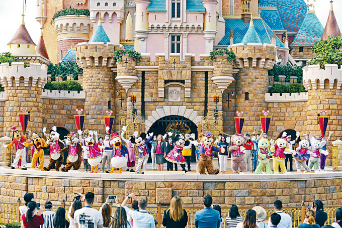 ■香港迪士尼樂園15周年「奇妙夢想城堡」揭幕。