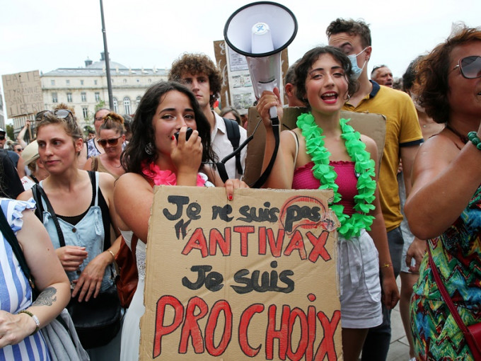 法国多个城市均有大批市民上街示威。AP