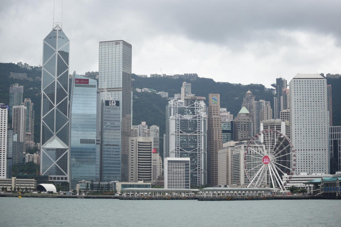 惠誉下调香港信贷评级至「AA」，前景展望「负面」。