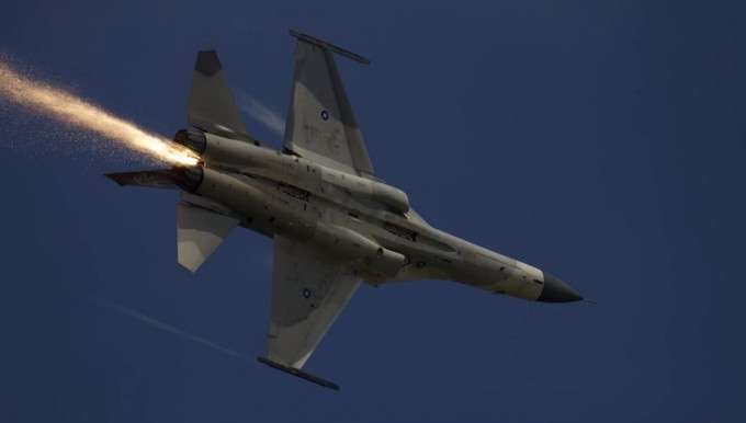 IDF战机表演时疑空中漏油起火。