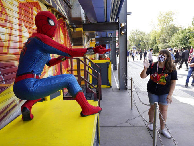 美國迪士尼容許已打針遊客於旗下樂園無需戴口罩。AP