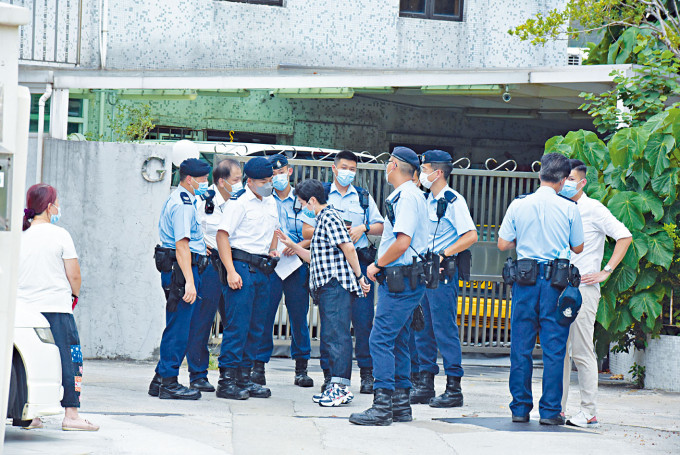 ■一名退休水警上周六在富興花園遭人斬傷，警方當日在場調查。