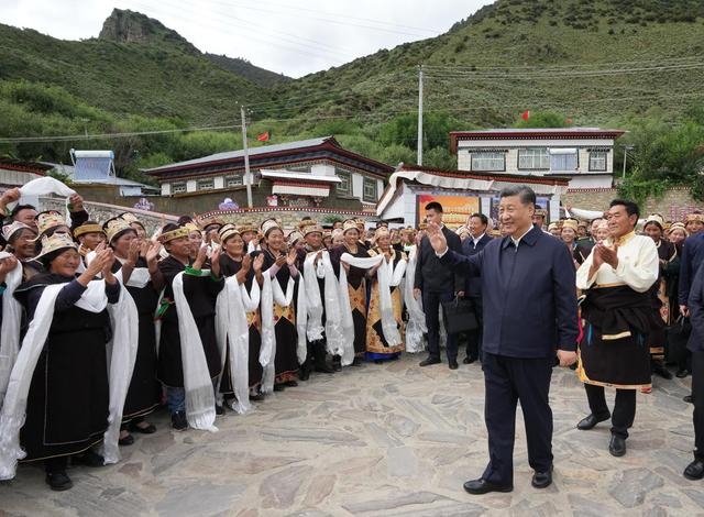 習近平在西藏林芝考察調研。新華社圖片