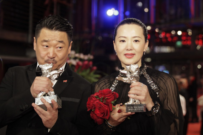 《地久天长》主角王景春与咏梅齐夺得最佳男、女演员银熊奖。美联社