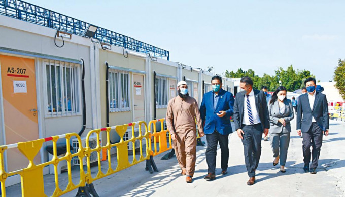 （由左至右）总教长穆光明、Mohammad Ilyas, Alex、 Rizwan ULLAH博士、林琳女士及谢振中，昨参观洪水桥方舱医院。