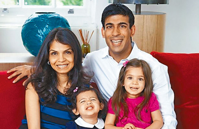 辛偉誠與妻子阿克沙塔和兩個女兒合照。