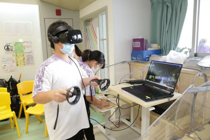 学生戴上VR眼罩，在「VR古代大冒险：孔子历险记」的虚拟世界扮演古人，了解孔子学说。