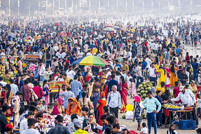 孟买旅游胜地珠瑚海滩人山人海。