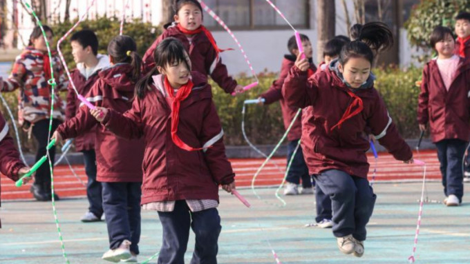 教育部等部門，要求確保中小學生每天30分鐘課間體育活動，以緩解眼睛疲勞。新華社