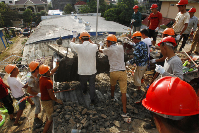 柬埔寨一幢仍在施工的中資住宅大樓倒塌事故，死亡人數已增至17人，24人受傷。 AP圖片