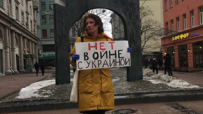 Mikhail Leipunsky在街頭舉起寫有「拒絕戰爭」字樣的紙牌。互聯網圖片