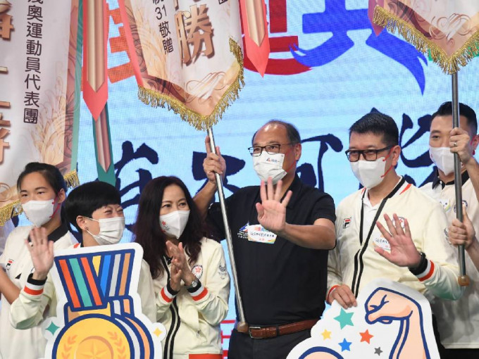 香港残奥代表团团长胡小玲（左三）表示对每个项目都有信心，部份项目或有机会夺牌。