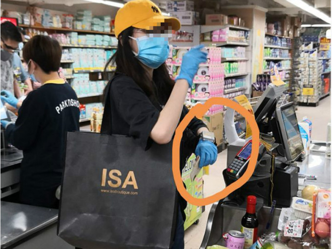 女子懷疑戴檢疫監察手帶行超市。‎網民Kwok Chun‎ 圖片