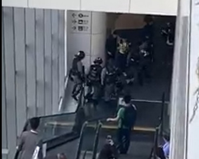  apm 出口A防暴警制服一人。圖：網民Ivy Kwok香港突然事故報料區