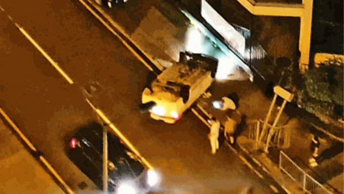 黃大仙一輛私家車失控撞上圍欄及路牌，四輪朝天。網上圖片
