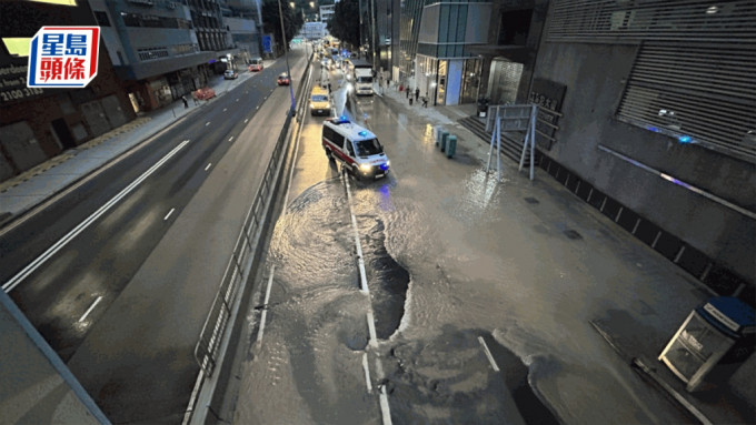 香港仔黃竹坑道凌晨發生爆水管事故。