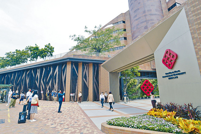 理大主校门糅合经典柱廊设计和具标志性的红砖建筑风格。